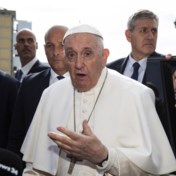 ‘Ik leef nog’, grapt paus Franciscus als hij het ziekenhuis verlaat