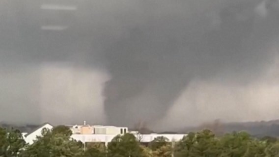 Un violento tornado ha colpito l’Arkansas, uccidendo almeno tre persone e ferendone 600