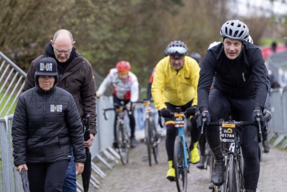 Premier De Croo beleeft een lastige Ronde van Vlaanderen in Flandrien-weer