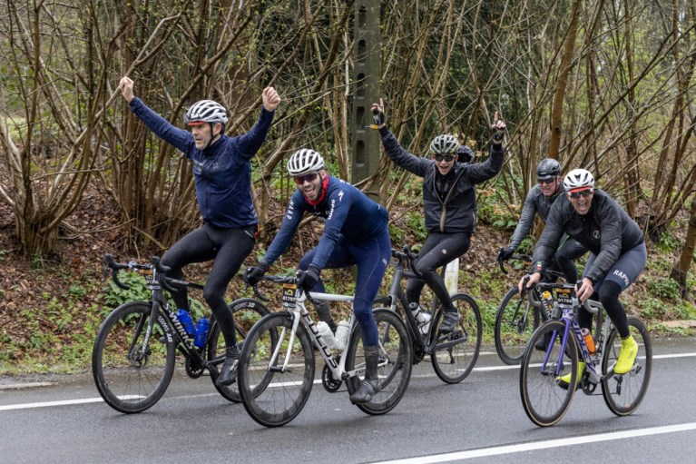 Premier De Croo beleeft een lastige Ronde van Vlaanderen in Flandrien-weer