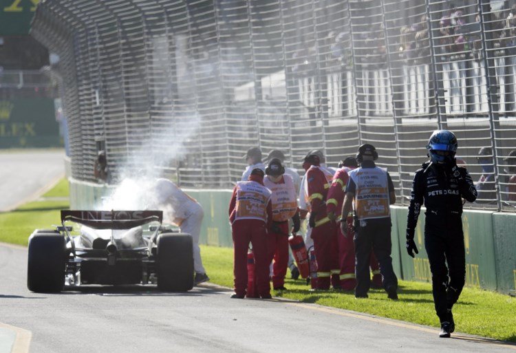 Max Verstappen boekt tweede zege van jaar in Australië na chaotische race met drie rode vlaggen en absurde finish