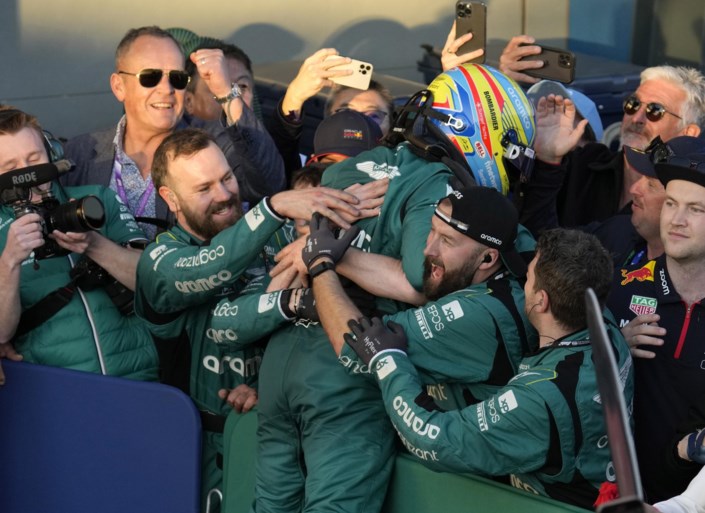 Max Verstappen boekt tweede zege van jaar in Australië na chaotische race met drie rode vlaggen en absurde finish