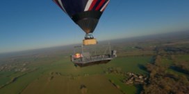 Bmx’er haalt halsbrekende toeren uit in luchtballon