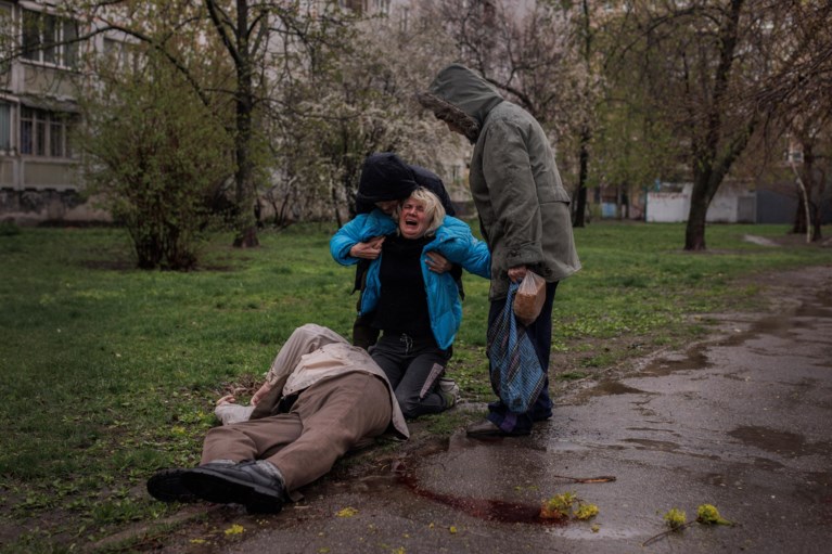 Oekraïense fotograaf wint World Press Photo met beeld van gebombardeerde kraamkliniek in Marioepol