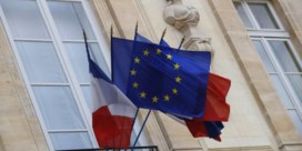 Macron jent oppositie met vlaggenwet