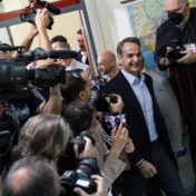 Premier Mitsotakis triomfeert en haalt net geen volstrekte meerderheid