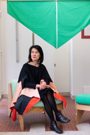 Textielontwerpers over hoe mooi een huis vol stof kan zijn: ‘Pluisbollen lijken een eigen leven te leiden, zoals tuimelkruid in een western’