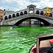 Water aan Rialtobrug in Venetië kleurt fluogroen