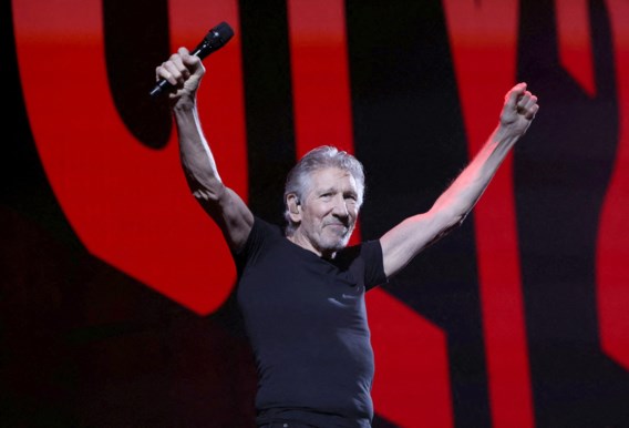 Roger Waters laat omstreden uniform in de kast in Frankfurt: ‘Ik voel het lijden dat de mensen in 1938 heeft getroffen’ 