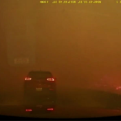 Dashcam filmt hoe bestuurder door Canadese bosbrand rijdt