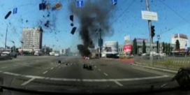 Dashcam filmt hoe neergeschoten raket inslaat op drukke snelweg in Kiev