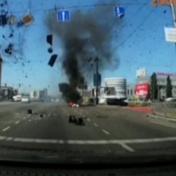 Dashcam filmt hoe neergeschoten raket inslaat op drukke snelweg in Kiev