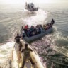 De Tunesische kustwacht houdt een bootje met migranten tegen in de haven van Sfax, in het zuidoosten van Tunesië.