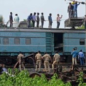 Families blijven slachtoffers zoeken na treinramp in India
