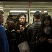 Chinese vrouwen imiteren ‘vieze oude mannen’ om aandacht te vragen voor seksuele intimidatie