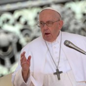 Operatie van paus goed verlopen: ‘Hij maakte zelfs al grapjes’