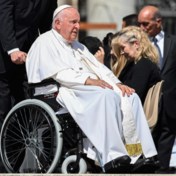 Operatie van Paus goed verlopen: ‘Hij maakte zelfs al grapjes’