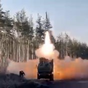 Fietser rijdt rustig voorbij tijdens lancering Oekraïense raket