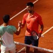 Halve finale Roland Garros draait uit op anticlimax: Djokovic krijgt vrije baan door krampen Alacaraz