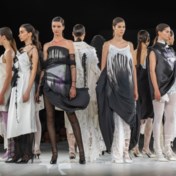Studenten Antwerpse Modeacademie stellen collecties voor aan 2.500 modefans: veel zwart en opvallend eighties
