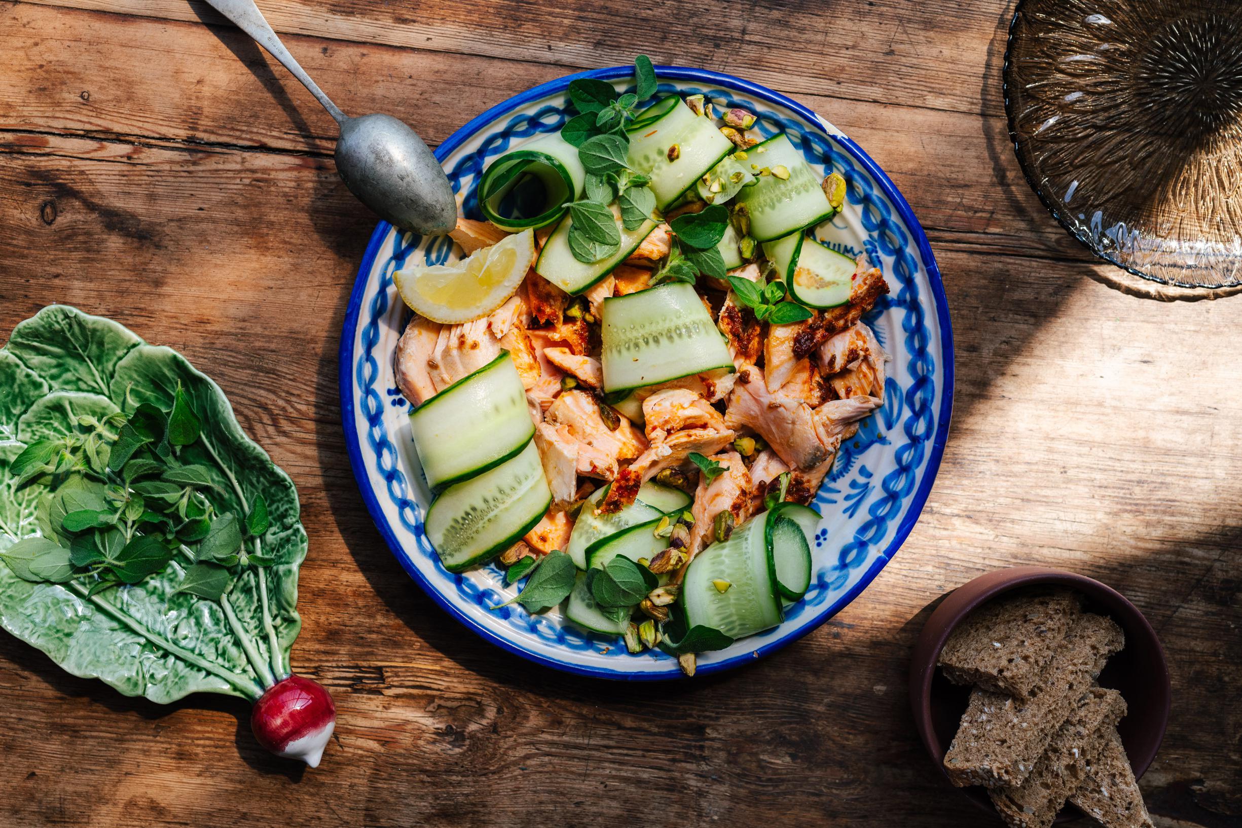 Harissa-zalm met oregano, pistache en komkommerslierten | De Standaard  Mobile