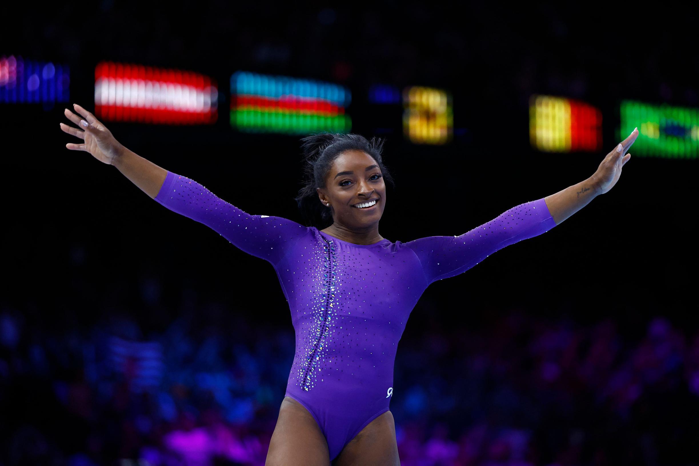 Superster Simone Biles pakt op laatste WK-dag opnieuw twee keer goud | De  Standaard Mobile