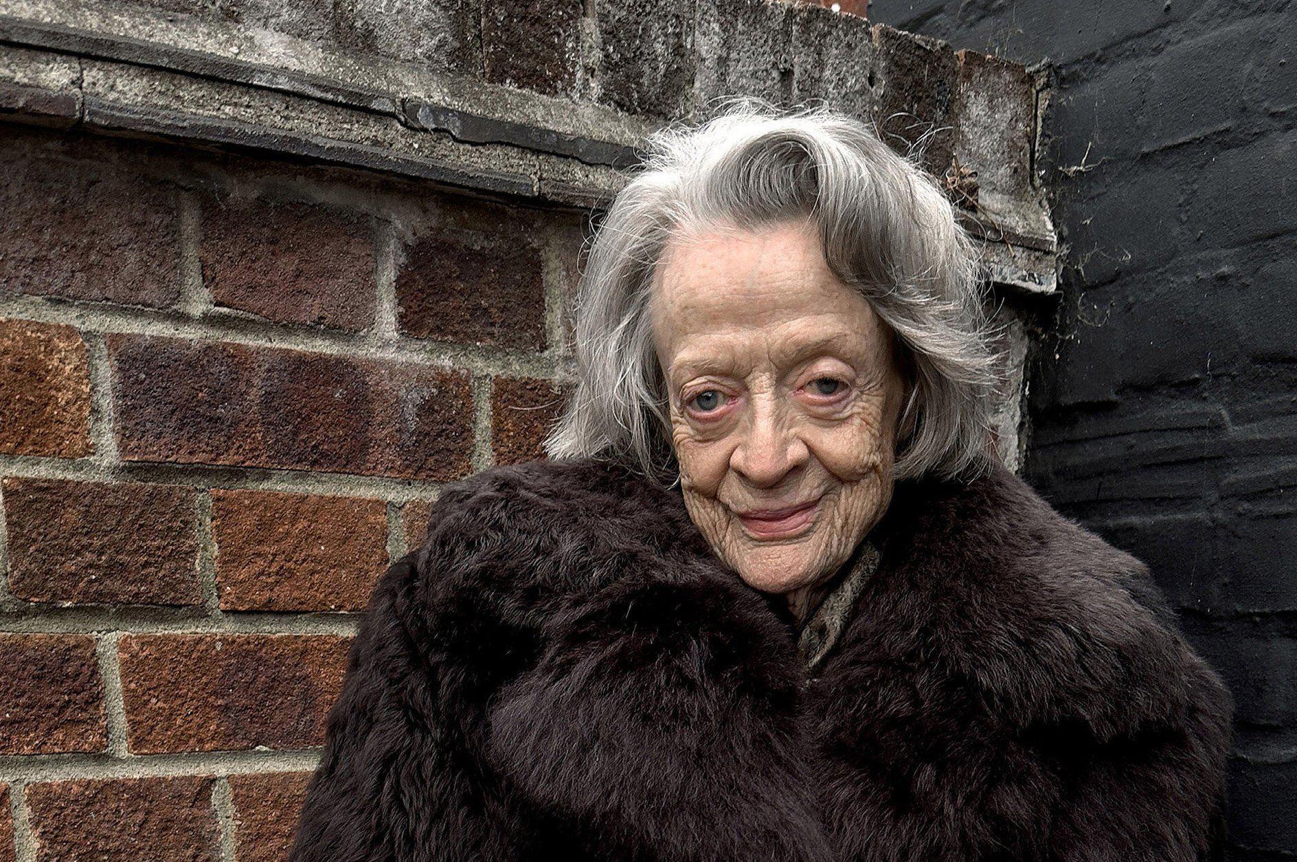 Dame Maggie Smith schittert als model op haar 88ste | De Standaard Mobile