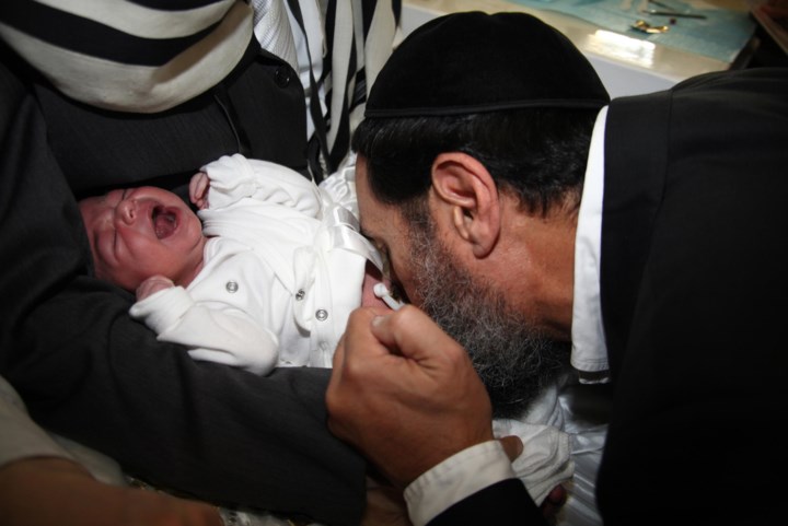 Omstreden rabbijn dient klacht in tegen ‘illegale’ besnijdenissen: ‘Stop met dit onder de mat te vegen’