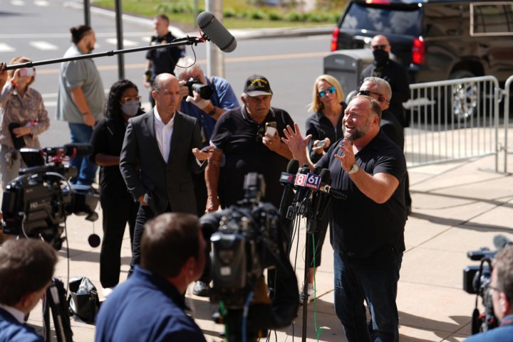 Haatzaaier Alex Jones betaalde nog geen dollar aan ouders vermoorde kleuters