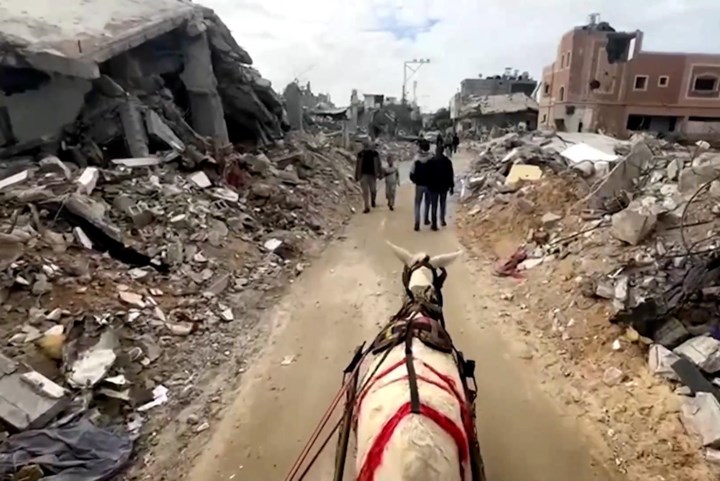 Met een ezel door de verwoeste stad Khan Younis in Gaza