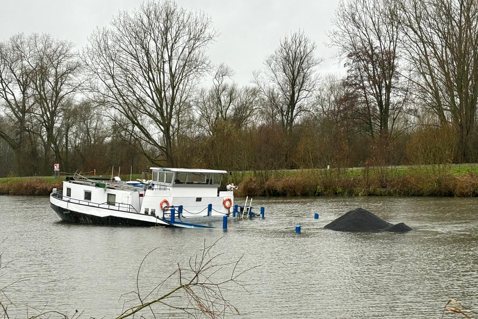 Kiezels En Mazout In De Schelde Door Gezonken Binnenvaartschip | De ...