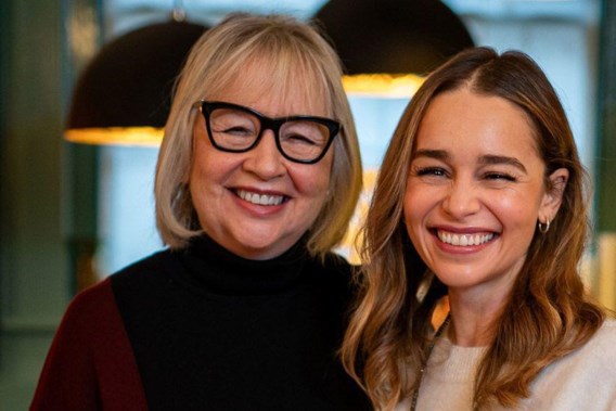 'Drakenmoeder' Emilia Clarke onderscheiden voor werk met hersenpatiënten - De Standaard
