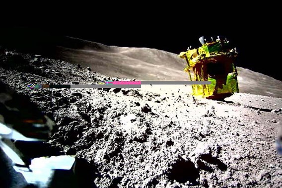 Moon lander almost lands on its target, Japanese release first photo