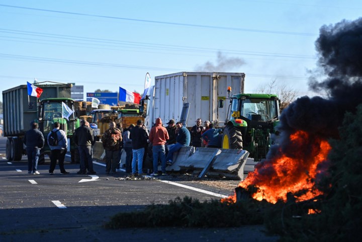 Franse boeren steken auto’s van douane in brand, ook in Wallonië en Vlaams-Brabant wegblokkades