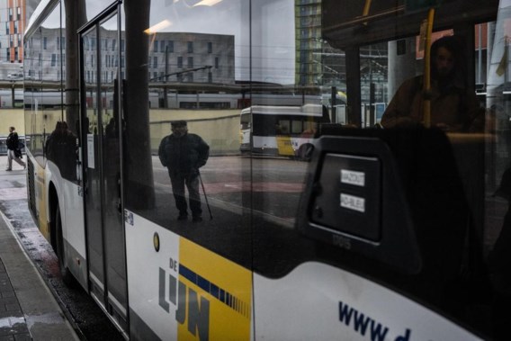 Driver De Lijn does not want to let a woman get off at the front and shouts: “Take off your headscarf, we are in Belgium”