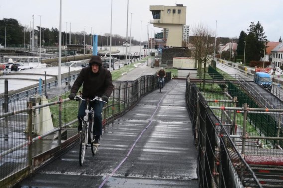 Where is that ‘Banana Bridge’?  Car driver gets stuck on temporary bicycle bridge