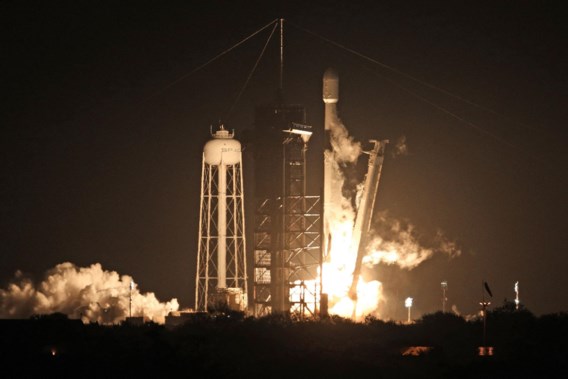 Space X is once again sending an unmanned lunar lander into space