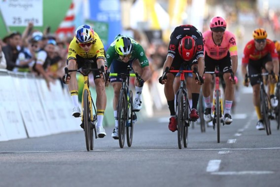 Wout van Aert beats Gerben Thijssen in the Tour of the Algarve