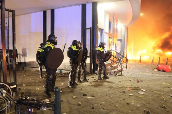 Treize arrestations après les émeutes de La Haye, six policiers blessés