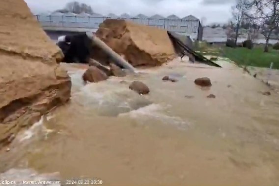 A million liters of rainwater suddenly floods the street in Rumst