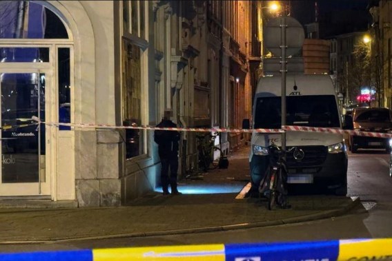 Explosion damages door and vehicle in Antwerp South