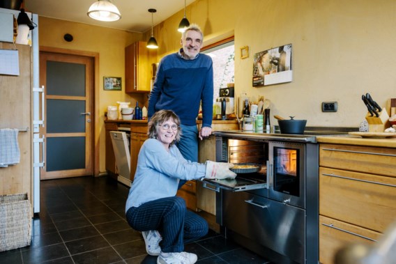 Ann and Ludwig live off-grid: “We pay 50 euros for pellets every month.  That is our only energy bill”