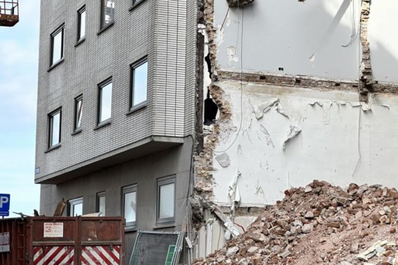 Contractor accidentally demolishes wall of apartment building on dike: four floors uninhabitable