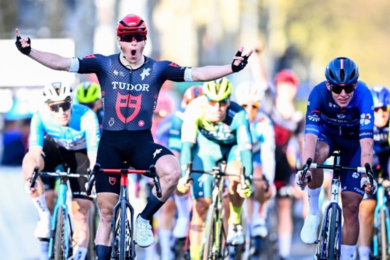 Dutchman Arvid de Kleijn surprises top sprinters in the second stage of Paris-Nice