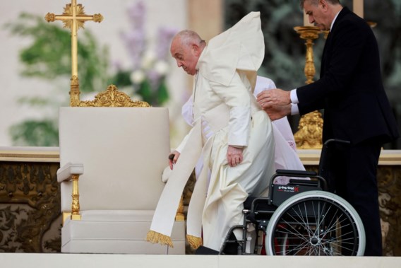 Despite health problems, Pope (in wheelchair) leads long Easter vigil