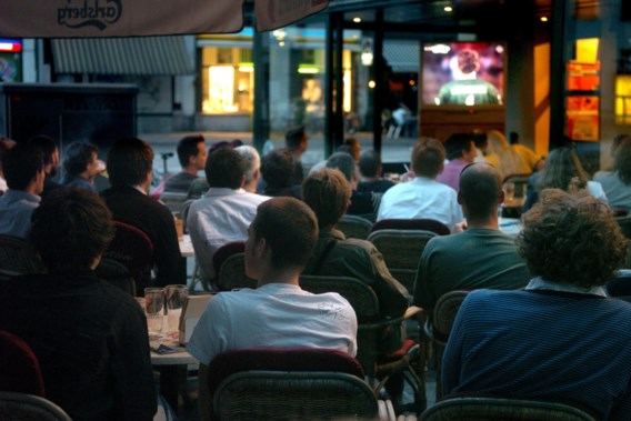 Three cafes convicted for ‘illegal’ football broadcasts on TV