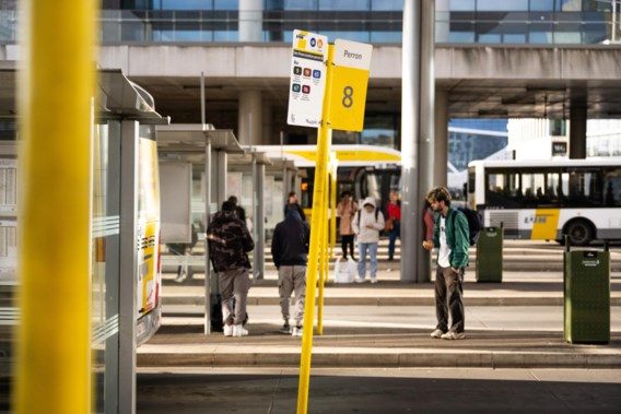 School buses are overcrowded, De Lijn uses coaches