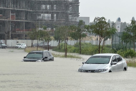 Inondations à Dubaï dues à une tempête et provoquées des « pluies de bonté »