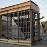 Een gevangene in de beruchte gevangenis van Abu Ghraib, in Irak, in 2004.