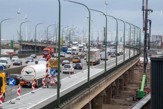 Difficult morning rush hour in Antwerp: three lanes closed on Merksem viaduct after accident